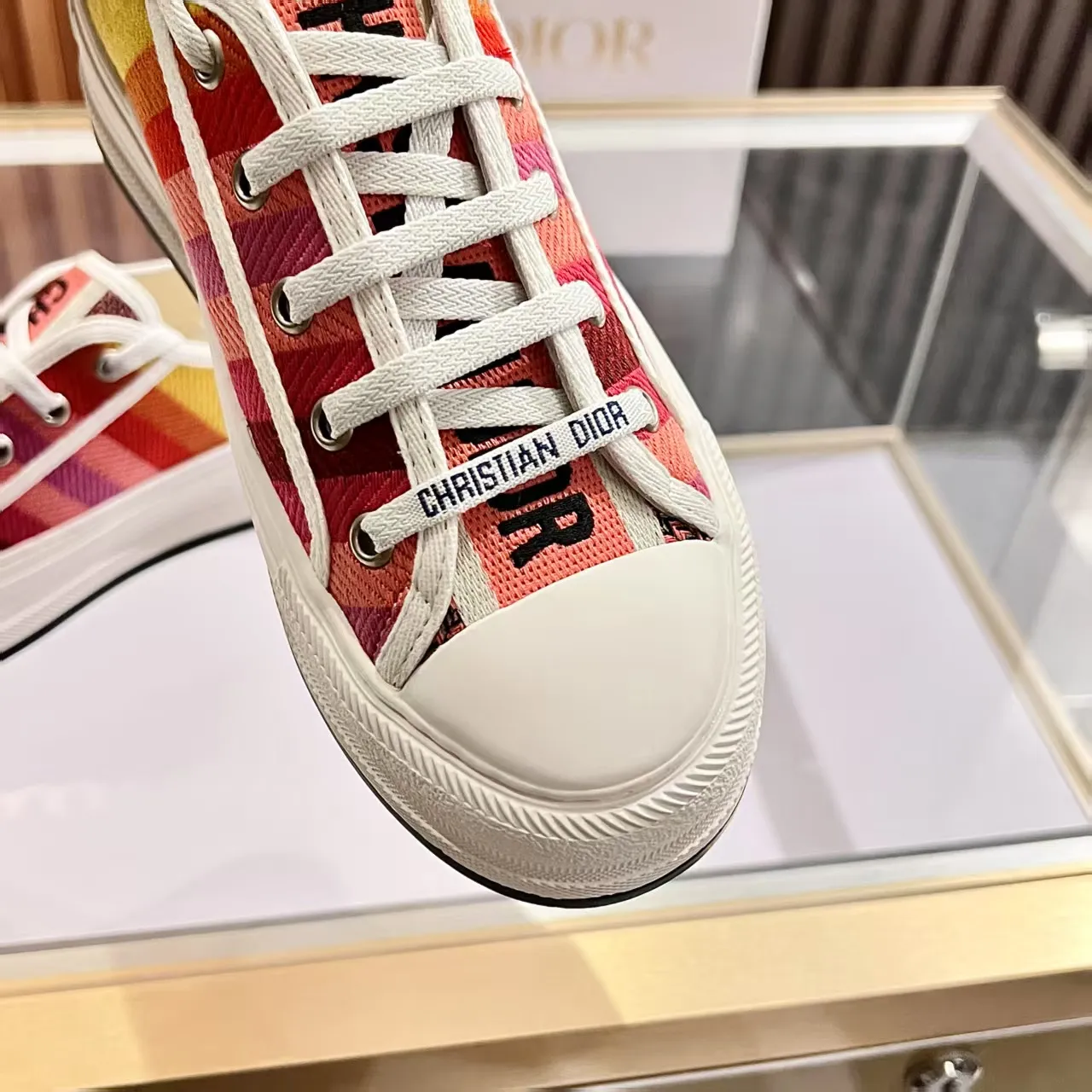 👟👟Ex-factory price 520👟👟 Walk‘n’Dior embroidered mid-top casual shoes are new in 2025. On the fashion stage, Dior embroidered shoes are the well-deserved protagonist. Delicate stitching is used on the upper, every stitch is devoted to the craftsman's efforts, and every thread is woven with artistic poetry. From complex floral patterns to smart geometric textures, embroidery is like the magic that gives shoes life, allowing them to show dynamic beauty even in static conditions.   Wearing Dior embroidered shoes feels like stepping into a dream world full of art. It is not only a pair of shoes, but also a walking piece of art that perfectly integrates fashion and culture. Whether you are strolling on the bustling city streets or attending important social occasions, Dior embroidered shoes can add unique charm to your style and become the focus of everyone's attention.   Choosing Dior embroidered shoes means choosing a persistent pursuit of quality and a unique understanding of fashion. Let it accompany you through every wonderful moment and leave your own fashion mark.  Material: Sheepskin lining, feet, silk cowhide, size 35-41, heel height 5cm